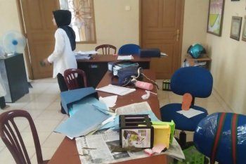 Kawanan kera kelaparan mengacak-acak kantor lurah