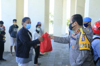 Kapolda Sumbar bagi-bagi bahan pokok bantu warga terdampak COVID-19