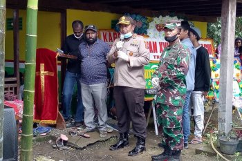 Dua pemuda korban penembakan aparat dimakamkan di TPU Kwamki Lama