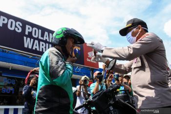Polisi bagikan masker