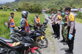 Polri-TNI di Puncak Jaya Papua bagikan makan siang untuk tukang ojek