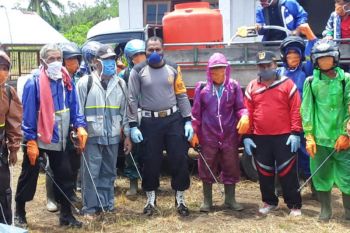 Bhabinkamtibmas Sarmi bantu warga semprot cairan disinfektan
