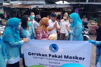 Pedagang di pasar tradisional Kota Mataram menerima bantuan masker