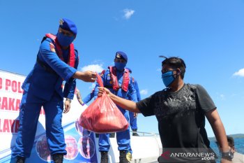 Polisi bagikan sembako di tengah laut kepada nelayan
