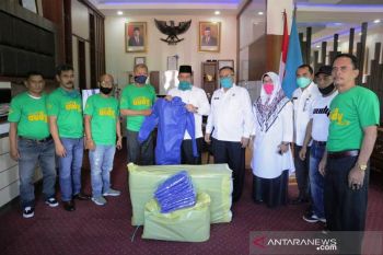 Pengusaha Audy Joinaldi serahkan bantuan untuk Kota Solok