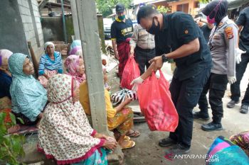 Polsek Lingsar membagikan nasi kotak dari Kapolda NTB