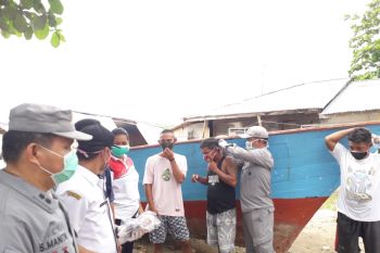 Bakamla ZMTh bagikan 1.000 masker untuk masyarakat pesisir