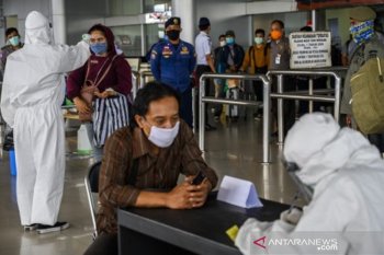 Pemeriksaan penumpang yang tiba di Bandara Mutiara Sis Aljufri Palu
