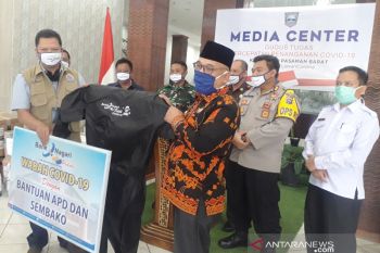 Bank Nagari Simpang Empat serahkan bantuan alat pelindung diri (Video)