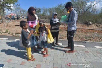 Bantuan sembako bagi warga terdampak COVID-19