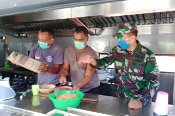 Kodam XVII/Cenderawasih-Polda Papua bagikan 500 nasi bungkus gratis warga terdampak COVID-19