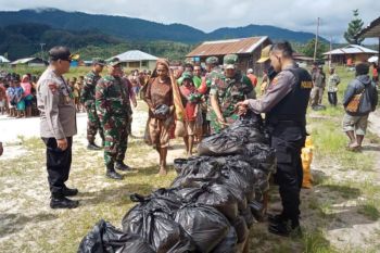 TNI-Polri bagikan 200 paket sembako warga distrik Serambakom Pegunungan Bintang