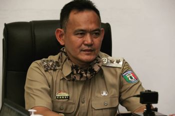 Fauzi bagikan kentongan ke warga