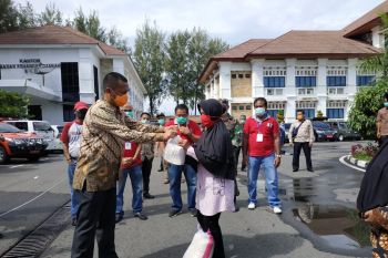 Alumni SMAN 1 Pariaman bagikan ratusan paket sembako kepada warga terdampak COVID-19