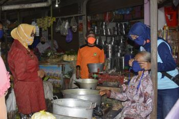 Wabup Sleman edukasi pedagang pasar selalu kenakan masker