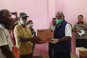 Bupati Jayapura salurkan bantuan warga cegah Corona