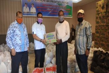 Pemprov Papua serahkan 878 paket bantuan untuk warga terdampak virus corona
