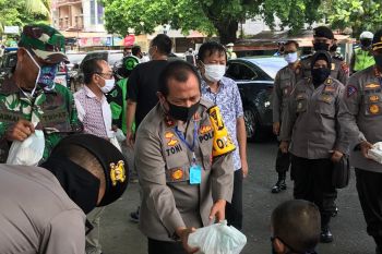 Polda Sumbar gandeng HTT bagikan ratusan nasi bungkus bagi warga terdampak COVID-19