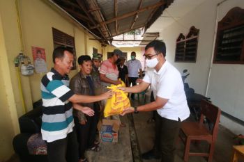 Rycko Menoza salurkan ribuan paket sembako buat warga Bandarlampung