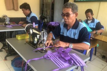 Warga binaan lapas di Sulbar produksi masker