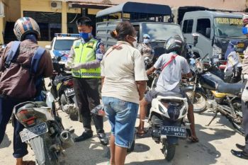 Polisi Jayapura gelar razia sekaligus imbau bahaya  virus corona