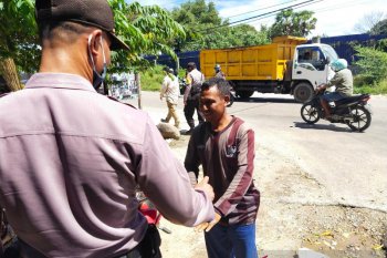 Polisi bagi sembako untuk buruh harian terdampak COVID-19 di Kota Kupang