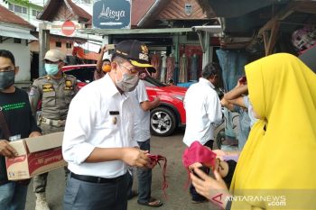 Komunitas Hijau bersama Wakil Wali Kota Payakumbuh bagikan 1.000 masker