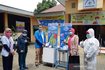KNPI dan IDI Pangkep serahkan bantuan APD ke puskesmas