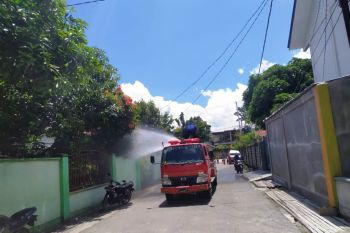 Gugus tugas semprot cairan disinfektan cegah corona di Jayapura