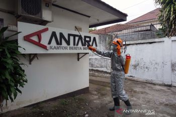ACT Bantu Penyemprotan Disinfektan di Biro ANTARA NTB