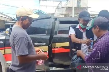 Vioni Bersaudara bagi-bagi masker dan nasi kota kepada tukang becak dan ojek