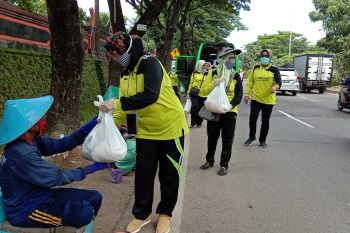 MT Ukhuwah UMI bagi sembako pada masyarakat terdampak COVID-19