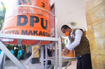 Wagub Sulsel serahkan bantuan bahan makanan pokok kepada mahasiswa