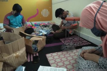 Karyawan Athirah jadi relawan untuk produksi APD