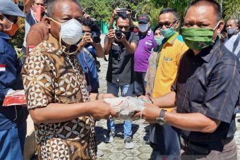 Guru SD di Baubau donasikan 3,4 ton beras untuk warga terdampak COVID-19