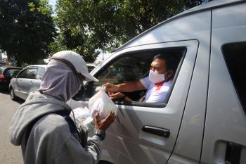 Fokmal salurkan ratusan paket sembako di tengah pandemi COVID-19