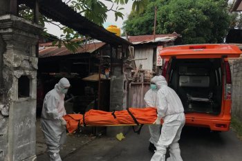 Guru SD meninggal di teras rumah, petugas medis mengevakuasi dengan alat pelindung diri