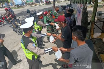 TNI-Polri di Sigi bantu ringankan beban masyarakat ditengah pandemi COVID-19