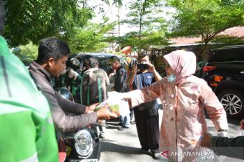 IKAPTK Sulteng bagi-bagi masker dan nasi dos
