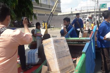 Santri Riyadhus Sholihin berbagi sembako di tengah pandemi COVID-19