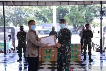 Pangdam serahkan bahan makanan pokok kepada warga terdampak COVID-19