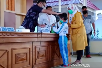 Siswa SD sumbang "celengan" ke Wali Kota bantu penanganan COVID-19