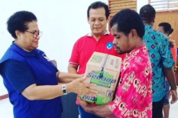 Anggota DPRP berikan sembako ke panti sosial di Biak
