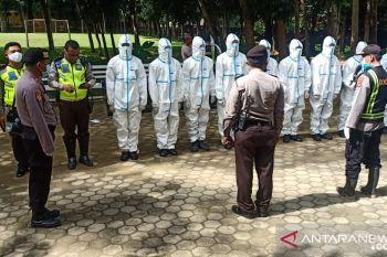 Tim Polda Sultra memakamkan purnawirawan meninggal positif COVID-19