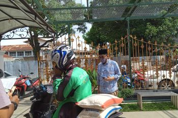 Pengurus Masjid Jihad Perak Padang bagikan paket sembako pada mubalig dan kaum duafa terdampak COVID-19