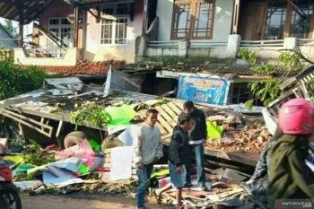 Diduga rem blong truk hantam kendaraan lain, empat orang tewas