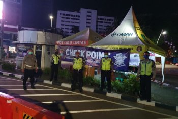 Polri-TNI patroli cegah kerumunan warga di Jakarta