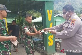 Jaga kekompakan, Kapolres Tolikara bagikan masker ke anggota TNI