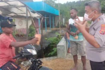Kapolsek Kaureh bagi masker dan imbau warga waspadai virus corona