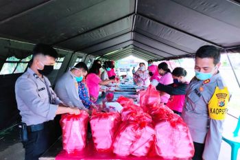 Polres Merauke bagikan 300 kotak nasi kepada  terdampak Corona